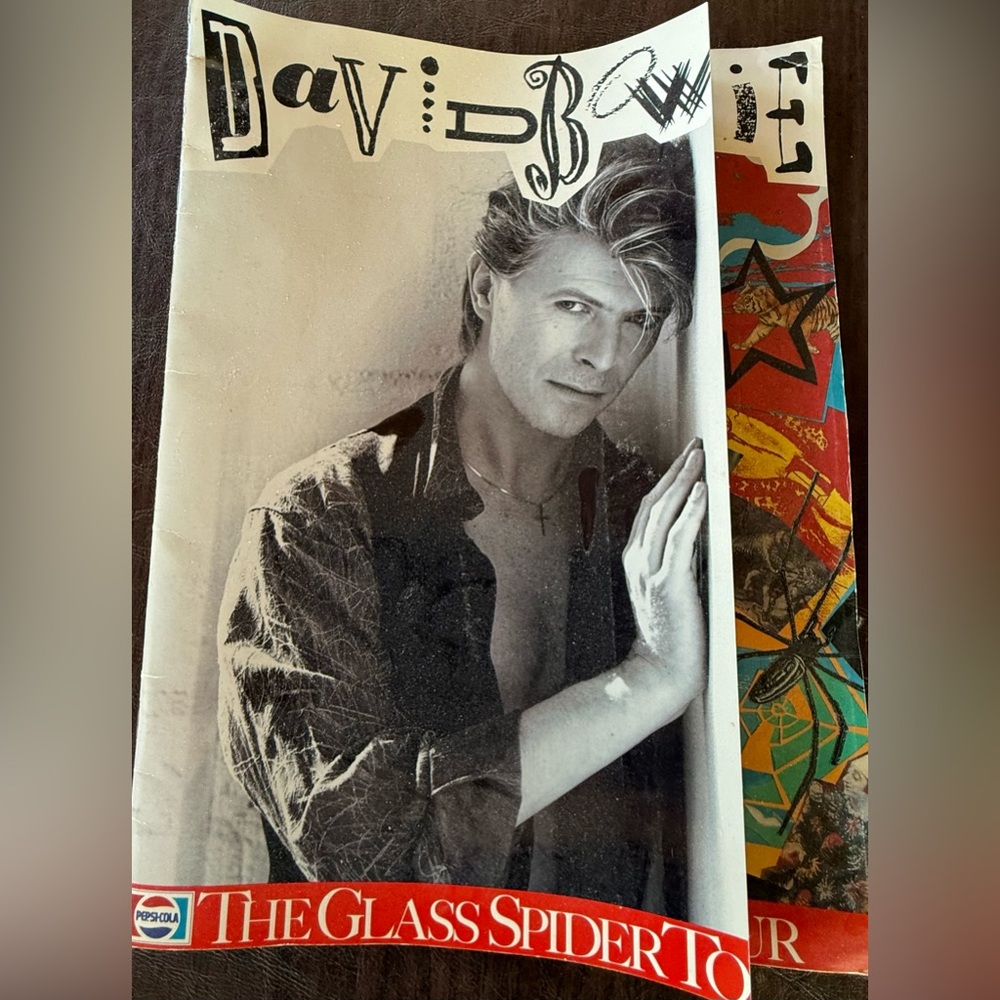 VINTAGE. DAVID BOWIE THE GLASS
SPIDER TOUR 1987 DIE CUT COVER TOUR PROGRAM